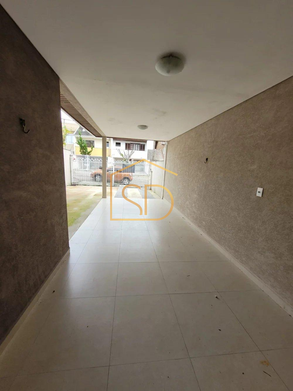 Sobrado Triplex com 3 quartos 1 suíte com armários, 200m², à venda em São José dos Pinhais, Aristocrata - Solange Delfim Consultora de Imóveis