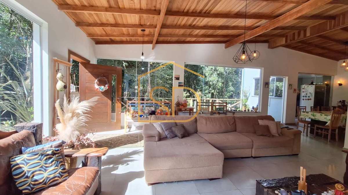 Chácara com linda casa à venda, no Condomínio Sol Nascente em Tijucas do Sul, Rio do Una, com 3 suítes, 185m² - Solange Delfim Consultora de Imóveis