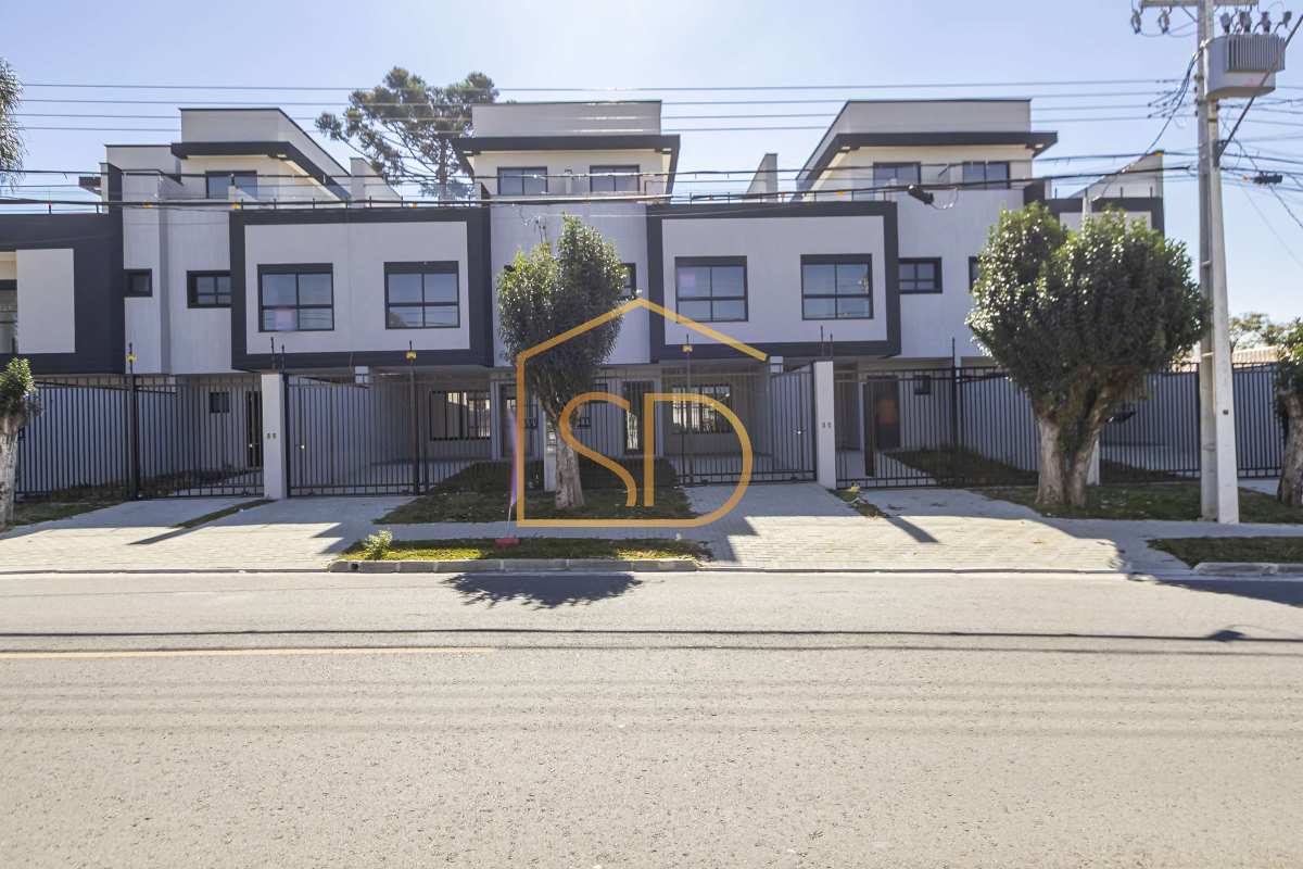 Maravilhoso Sobrado Triplex com 3 quartos 1 suíte, varanda e jazuzzi, 150m², à venda em Curitiba, Cajuru