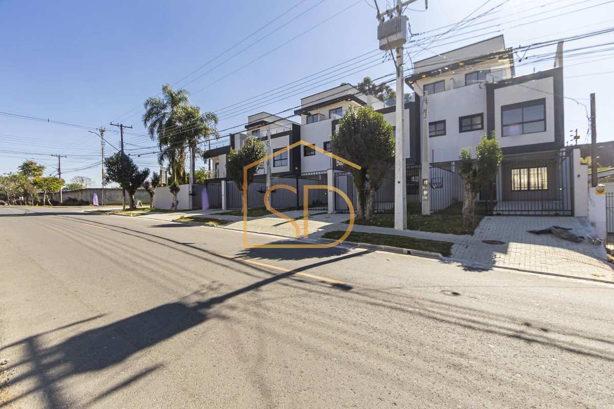 Maravilhoso Sobrado Triplex com 3 quartos 1 suíte, varanda e jazuzzi, 150m², à venda em Curitiba, Cajuru - Solange Delfim Consultora de Imóveis