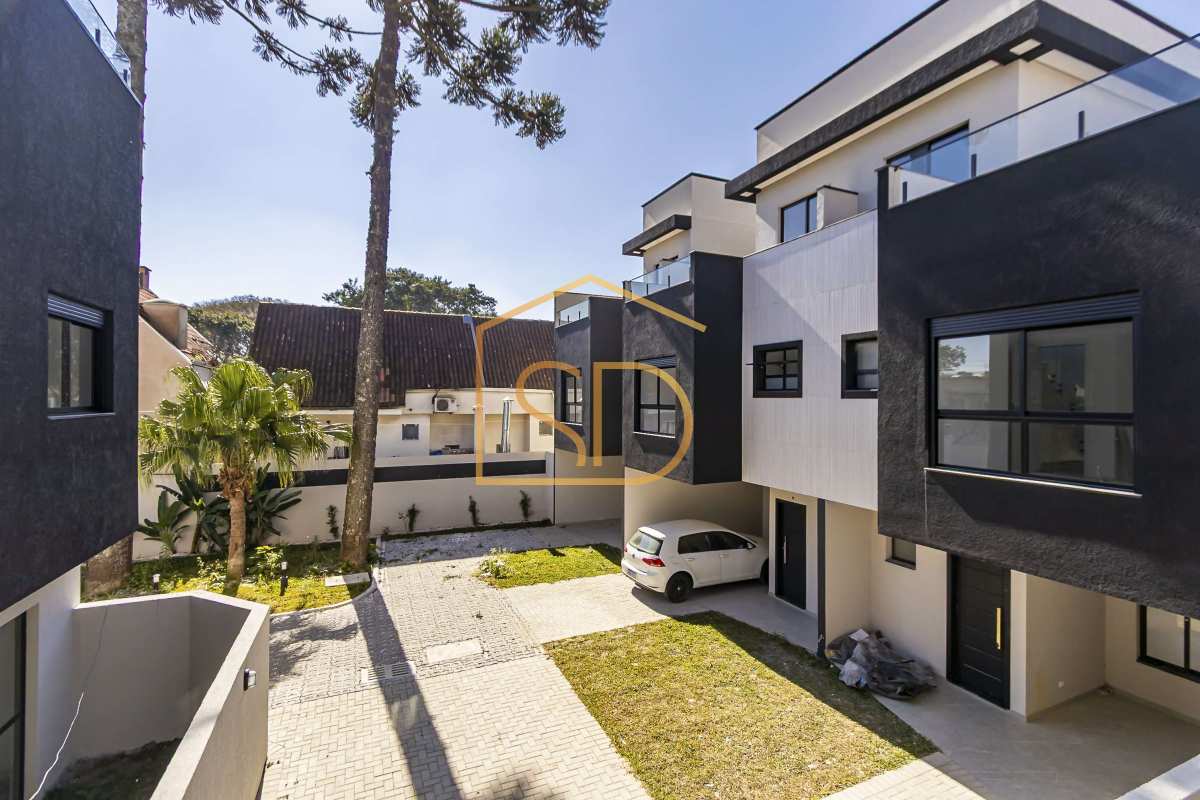Maravilhoso Sobrado Triplex com 3 quartos 1 suíte, varanda e jazuzzi, 150m², à venda em Curitiba, Cajuru - Solange Delfim Consultora de Imóveis