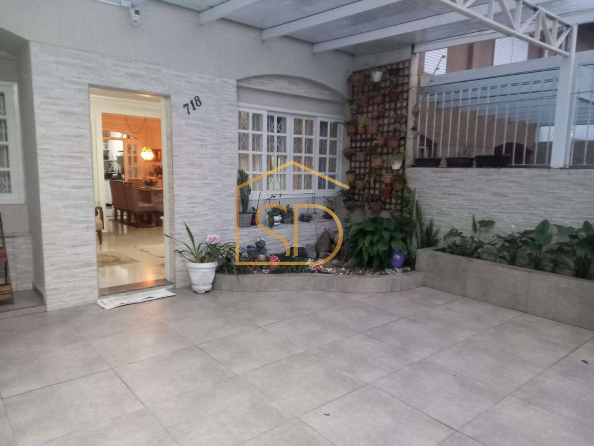 Sobrado à venda, com 3 quartos, espaço gourmet , 2 vagas de garagem ,180m² no bairro Parolin em Curitiba - Solange Delfim Consultora de Imóveis