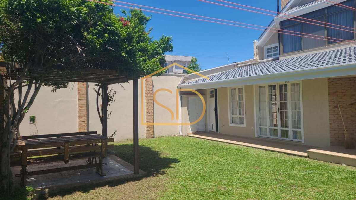 Espetacular Sobrado à venda com 4 quartos 1 suíte, 330m² em São José dos Pinhais, Aristocrata. - Solange Delfim Consultora de Imóveis