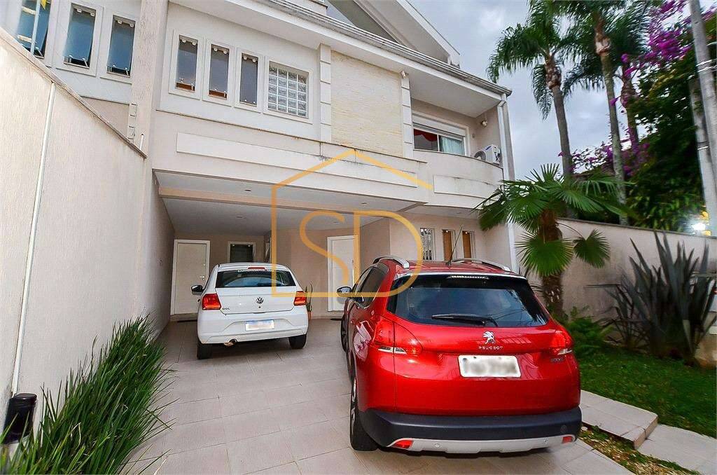 Espetacular Sobrado Triplex à venda em Curitiba, Hugo Lange, com 4 quartos com 1 suíte e 2 demisuítes com hidromassagem e Lareira, 253m² - Solange Delfim Consultora de Imóveis